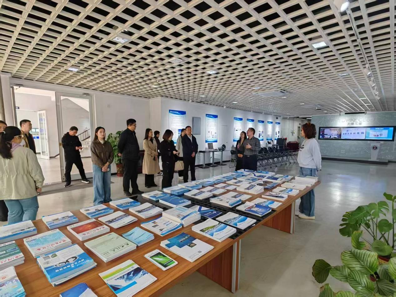 朝阳区发改委一行莅临我校科技园，共探科技企业孵化服务新路径